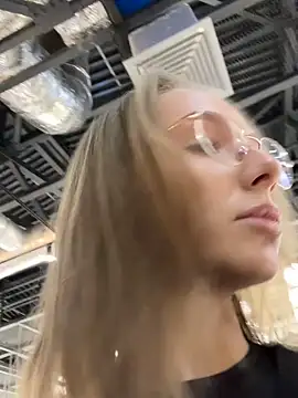 Snapshot of CaseyStar chatting on January 2025 10:33:02 AM CaseyStar online show from January 2025 10:33:02 AM