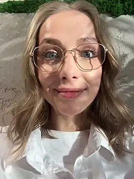 Snapshot of CaseyStar chatting on January 2025 01:07:01 PM CaseyStar online show from January 2025 01:07:01 PM