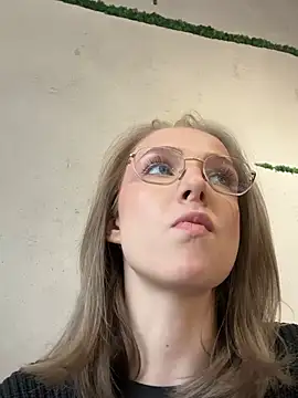 Snapshot of CaseyStar chatting on February 2025 09:43:01 AM CaseyStar online show from February 2025 09:43:01 AM