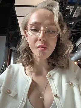 Snapshot of CaseyStar chatting on February 2025 09:33:01 AM CaseyStar online show from February 2025 09:33:01 AM