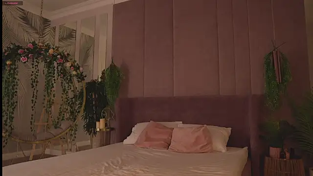 Smiley Mia online show from November 2025 05:02:02 AM