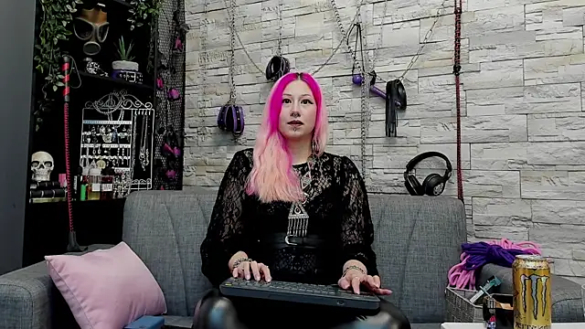 Snapshot of CruelMistress chatting on December 2024 04:43:02 AM CruelMistress online show from December 2024 04:43:02 AM