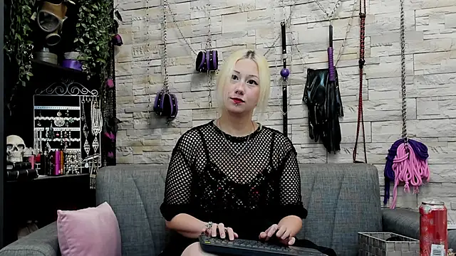 Snapshot of CruelMistress chatting on October 2025 09:23:02 PM CruelMistress online show from October 2025 09:23:02 PM