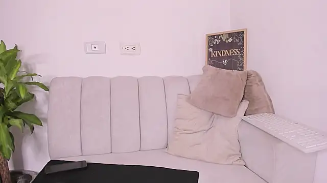 Snapshot of lulu_rrussell chatting on February 2025 05:52:01 AM lulu rrussell online show from February 2025 05:52:01 AM