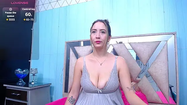 Snapshot of sweet_thalia_ chatting on June 2026 08:57:02 PM sweet thalia online show from June 2026 08:57:02 PM