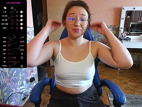 Snapshot of Chloe_strip chatting on October 2025 04:23:02 AM Chloe strip online show from October 2025 04:23:02 AM