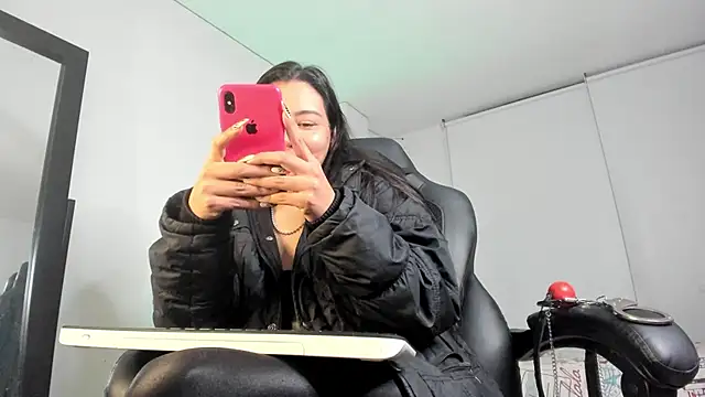 Snapshot of charlotte_joliedart chatting on January 2025 04:11:02 AM charlotte joliedart online show from January 2025 04:11:02 AM