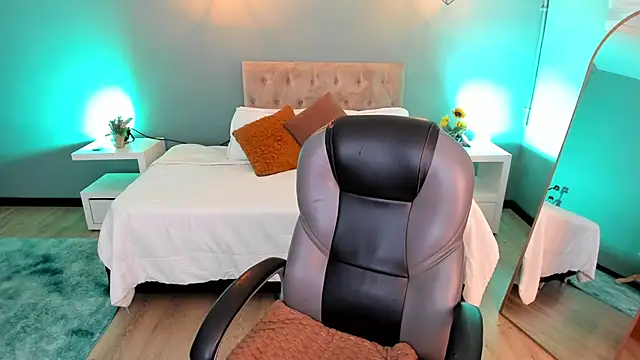 Nora Vennucci online show from September 2025 07:36:01 PM