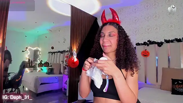 Daphnne tay online show from October 2025 03:41:02 AM