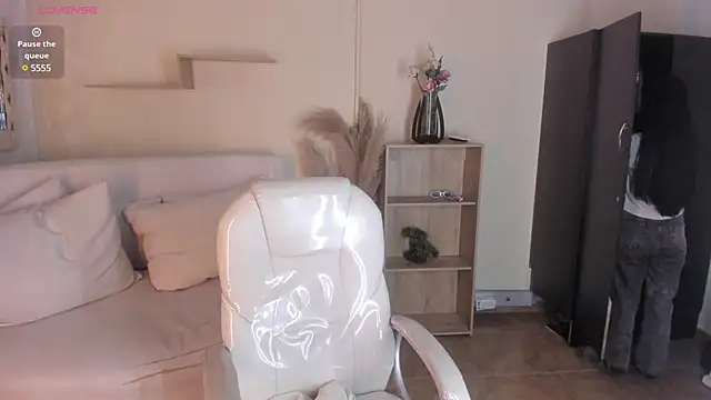 Amy Kiitty  online show from February 2025 02:28:02 AM