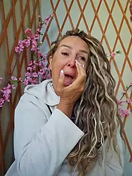 Snapshot of MariaRichi_ chatting on October 2025 06:44:01 AM MariaRichi  online show from October 2025 06:44:01 AM