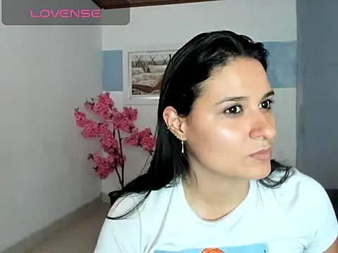 Snapshot of elena_jonees chatting on December 2024 07:11:01 PM elena jonees online show from December 2024 07:11:01 PM
