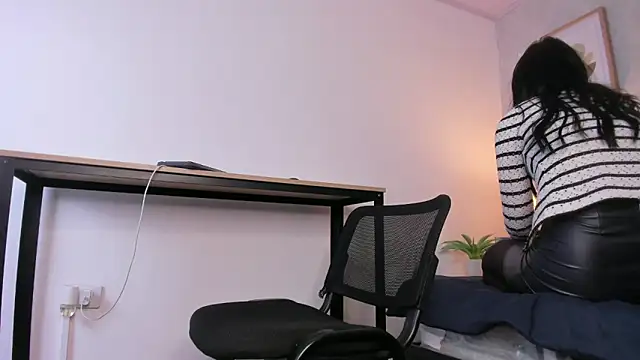 Snapshot of Caroline_dh chatting on June 2026 11:41:02 AM Caroline dh online show from June 2026 11:41:02 AM