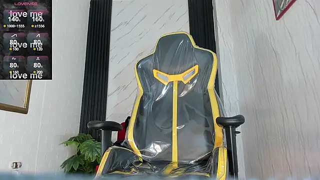 Snapshot of TOWERS21_ chatting on December 2024 11:30:01 PM TOWERS21 online show from December 2024 11:30:01 PM