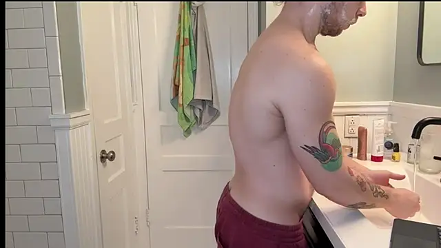 Snapshot of DaddydayDrinkzz chatting on January 2025 06:57:01 AM DaddydayDrinkzz online show from January 2025 06:57:01 AM