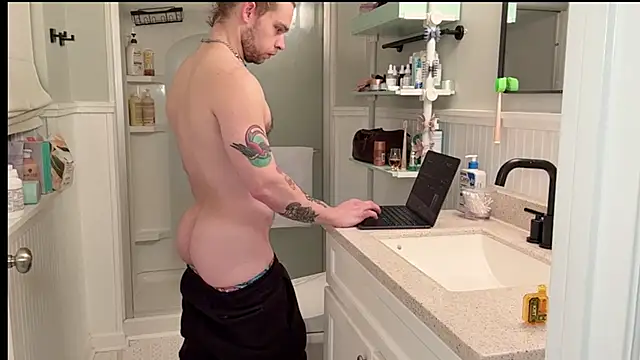 Snapshot of DaddydayDrinkzz chatting on February 2025 06:37:01 AM DaddydayDrinkzz online show from February 2025 06:37:01 AM