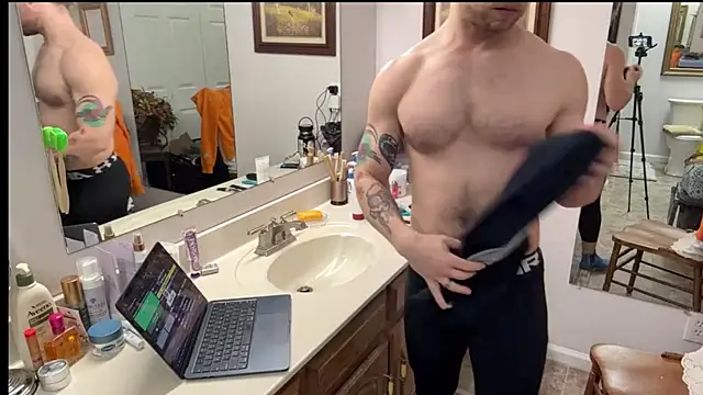 Snapshot of DaddydayDrinkzz chatting on February 2025 05:40:02 AM DaddydayDrinkzz online show from February 2025 05:40:02 AM