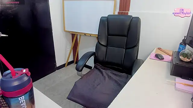 Snapshot of Jeen_Taylor chatting on June 2026 08:14:02 PM Jeen Taylor online show from June 2026 08:14:02 PM