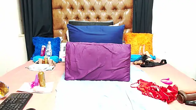 Hotxbums22 online show from October 2025 07:01:02 PM