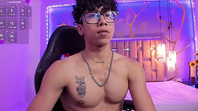 AkazaBoy  online show from March 2025 04:43:01 AM