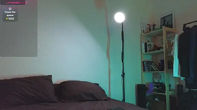 Snapshot of Space_X_Roxy_ chatting on February 2025 05:43:01 PM Space X Roxy online show from February 2025 05:43:01 PM