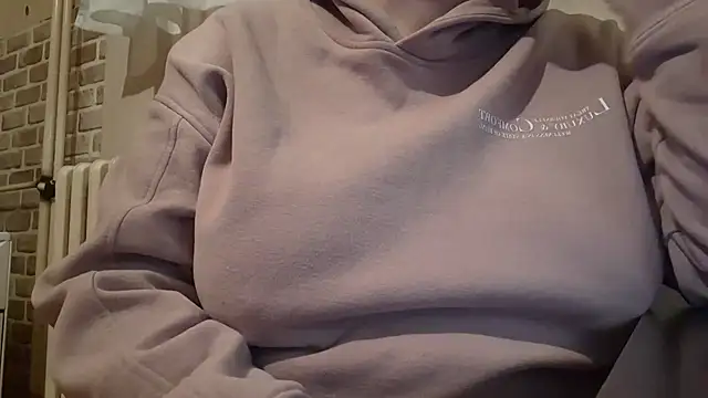 Snapshot of AalinnaK chatting on February 2025 08:09:01 PM AalinnaK online show from February 2025 08:09:01 PM