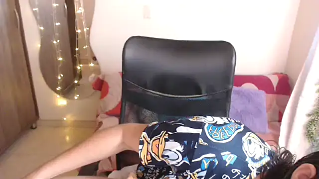 Snapshot of LUCY_LI chatting on January 2025 06:33:02 PM LUCY LI online show from January 2025 06:33:02 PM