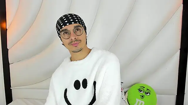 Snapshot of Hugo_Coopers chatting on March 2025 03:29:01 AM Hugo Coopers online show from March 2025 03:29:01 AM