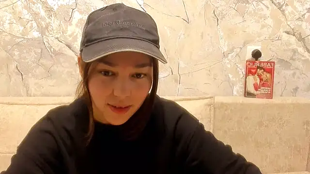 Snapshot of LunaXmii chatting on April 2026 12:23:01 AM LunaXmii online show from April 2026 12:23:01 AM