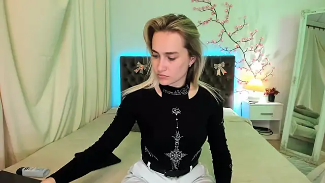 KateOwyns online show from April 2026 12:27:01 PM