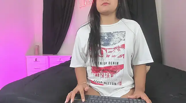 Snapshot of lindacastro02 chatting on March 2025 12:32:01 AM lindacastro02 online show from March 2025 12:32:01 AM