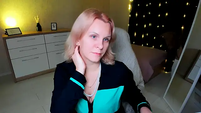 Snapshot of Louisa_Bay chatting on December 2024 03:00:02 PM Louisa Bay online show from December 2024 03:00:02 PM