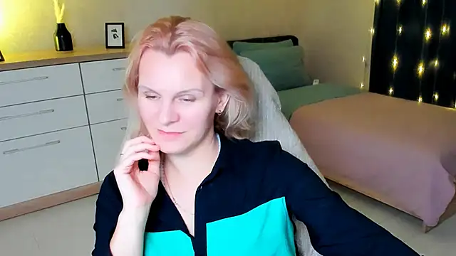 Snapshot of Louisa_Bay chatting on December 2024 07:01:02 PM Louisa Bay online show from December 2024 07:01:02 PM