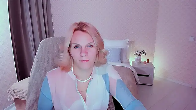 Snapshot of Louisa_Bay chatting on December 2024 10:45:02 AM Louisa Bay online show from December 2024 10:45:02 AM