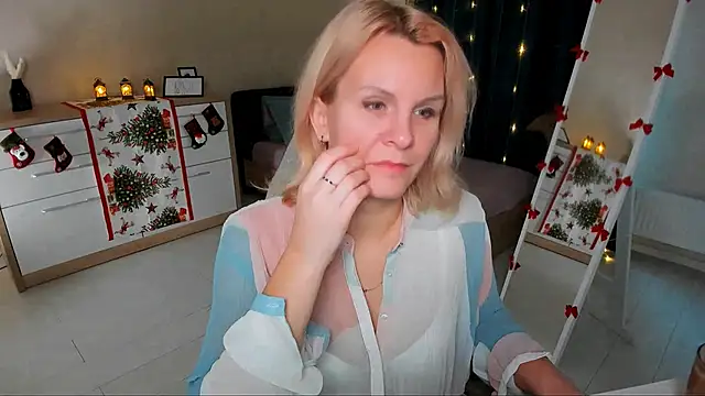 Snapshot of Louisa_Bay chatting on December 2024 07:45:02 AM Louisa Bay online show from December 2024 07:45:02 AM