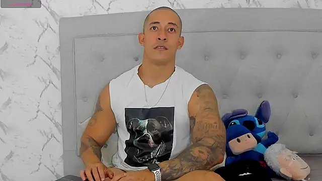 luigiferrara online show from December 2025 10:49:02 PM