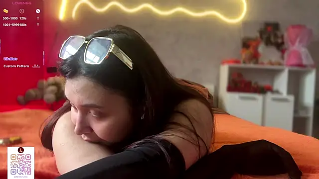 UdeleBarns online show from October 2025 06:02:02 AM