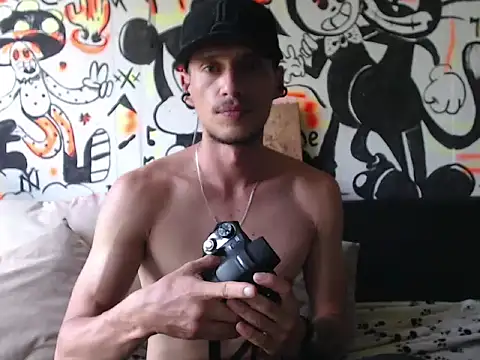 Snapshot of roystonee01 chatting on September 2025 05:16:01 PM roystonee01 online show from September 2025 05:16:01 PM