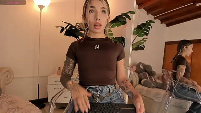 Snapshot of Mollymoon1 chatting on January 2026 08:18:02 PM Mollymoon1 online show from January 2026 08:18:02 PM