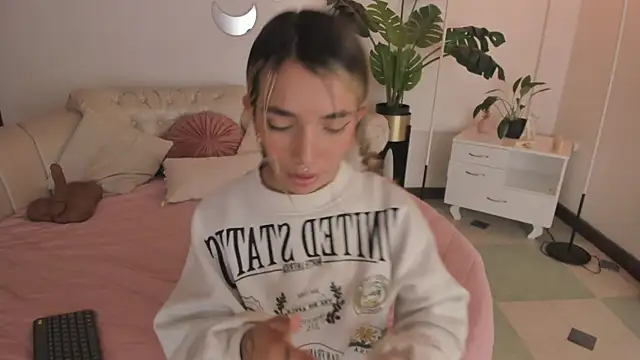 Snapshot of Mollymoon1 chatting on February 2026 09:30:02 PM Mollymoon1 online show from February 2026 09:30:02 PM