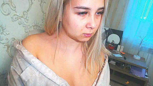 Snapshot of DolphinDreams chatting on January 2026 10:52:01 AM DolphinDreams online show from January 2026 10:52:01 AM