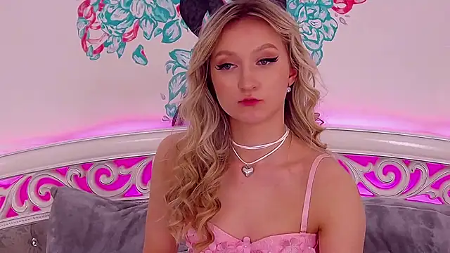 MiaNixan online show from February 2025 07:15:02 AM