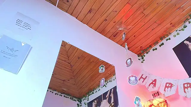 Naia x online show from October 2025 07:54:02 PM