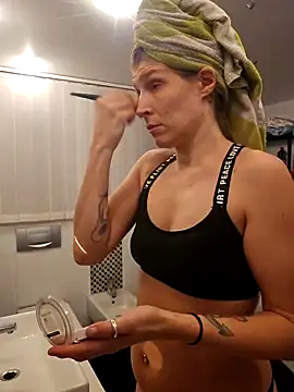 Snapshot of Lenchen_ chatting on February 2025 08:03:02 PM Lenchen  online show from February 2025 08:03:02 PM