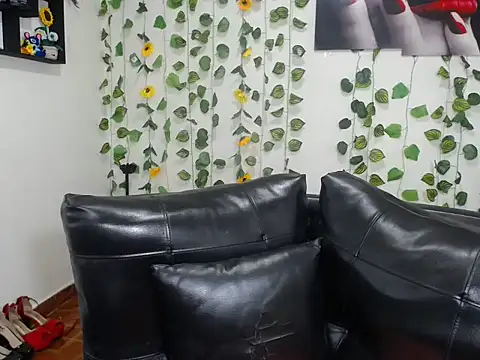 OLIVIAMISSY 02 online show from November 2025 01:32:02 PM