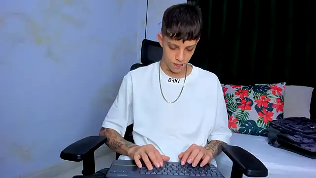 Snapshot of Adam_hard_ chatting on January 2025 07:49:01 PM Adam hard online show from January 2025 07:49:01 PM