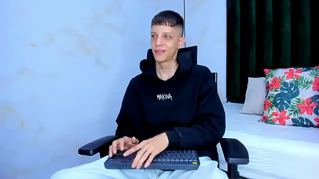 Snapshot of Adam_hard_ chatting on January 2025 07:45:01 PM Adam hard online show from January 2025 07:45:01 PM