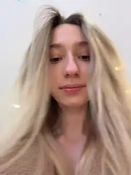 Lia  Love online show from December 2025 01:19:01 PM