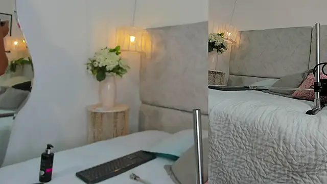 naomiii   online show from November 2025 11:53:01 AM