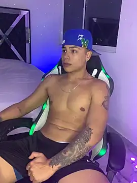 Snapshot of SantiagoReyesFtt chatting on December 2024 05:09:02 AM SantiagoReyesFtt online show from December 2024 05:09:02 AM